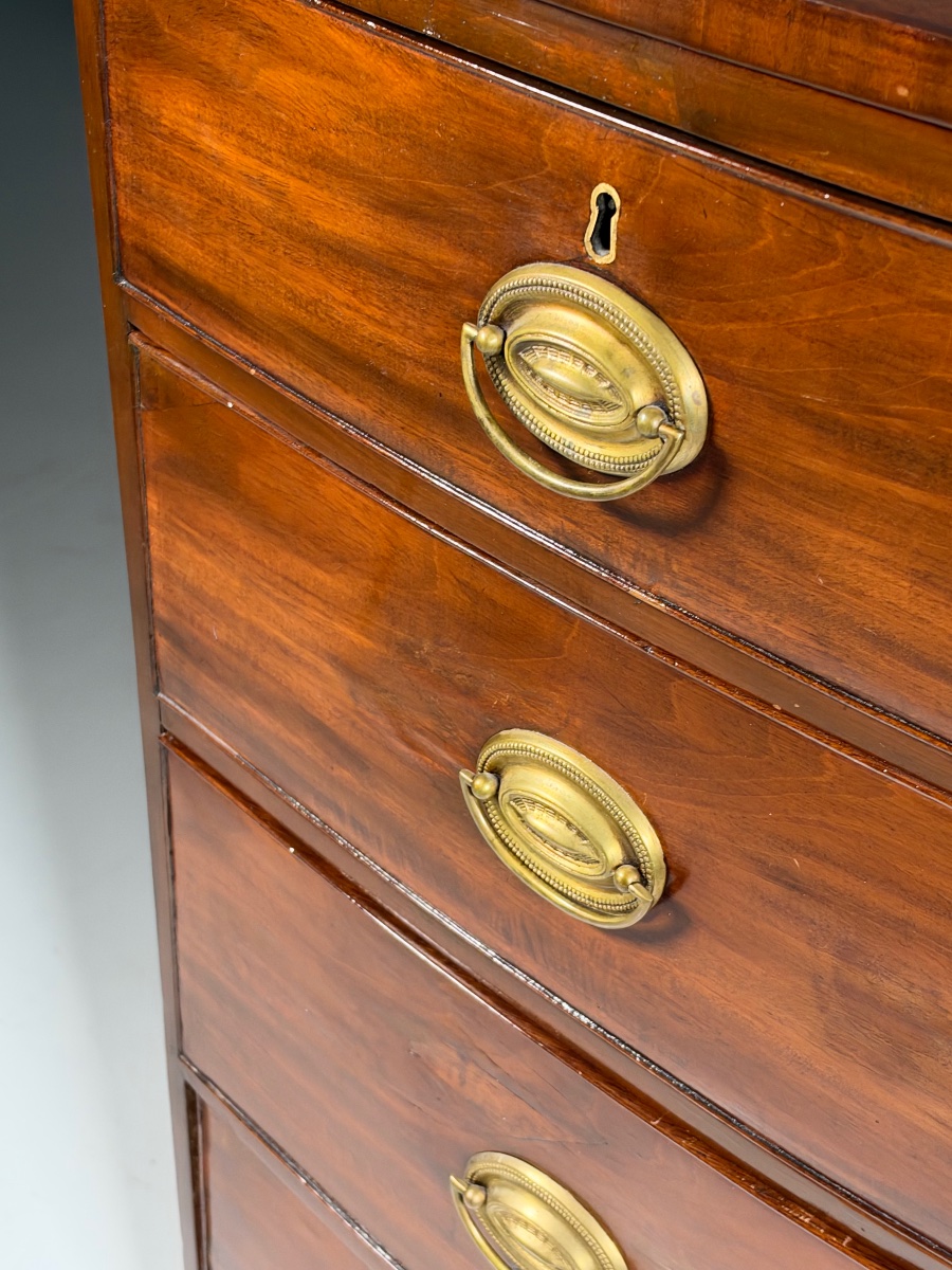 English Mahogany Chest Of Drawers With A Curved Front-photo-3