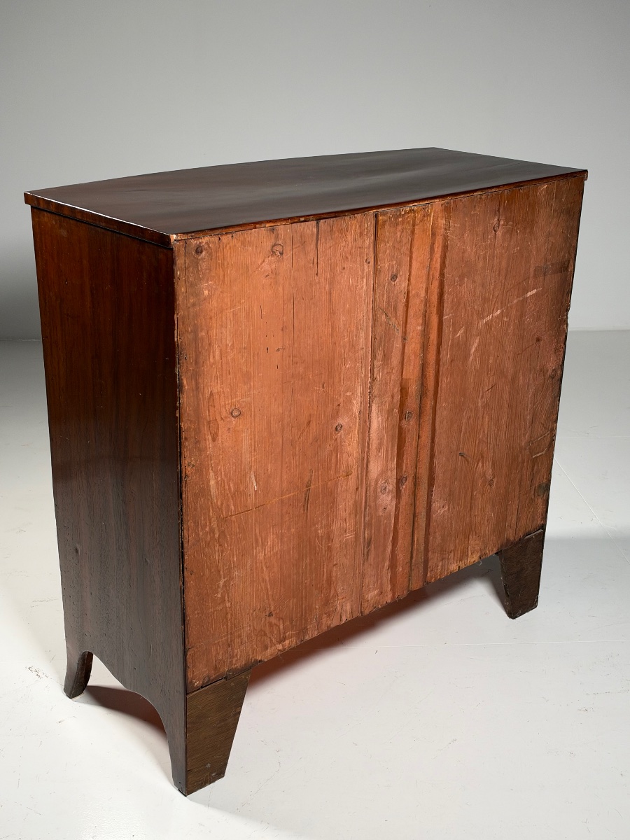 English Mahogany Chest Of Drawers With A Curved Front-photo-5