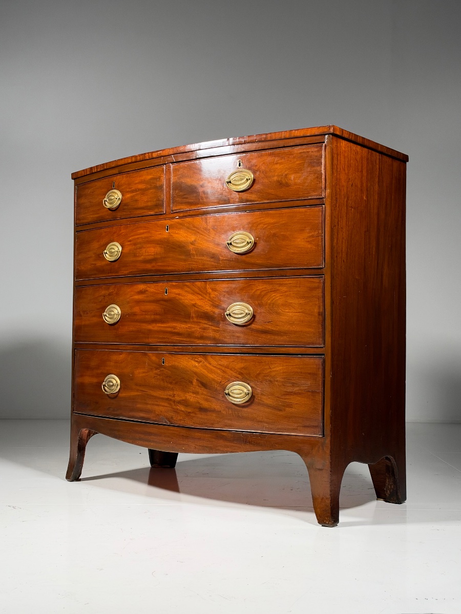 English Mahogany Chest Of Drawers With A Curved Front-photo-6