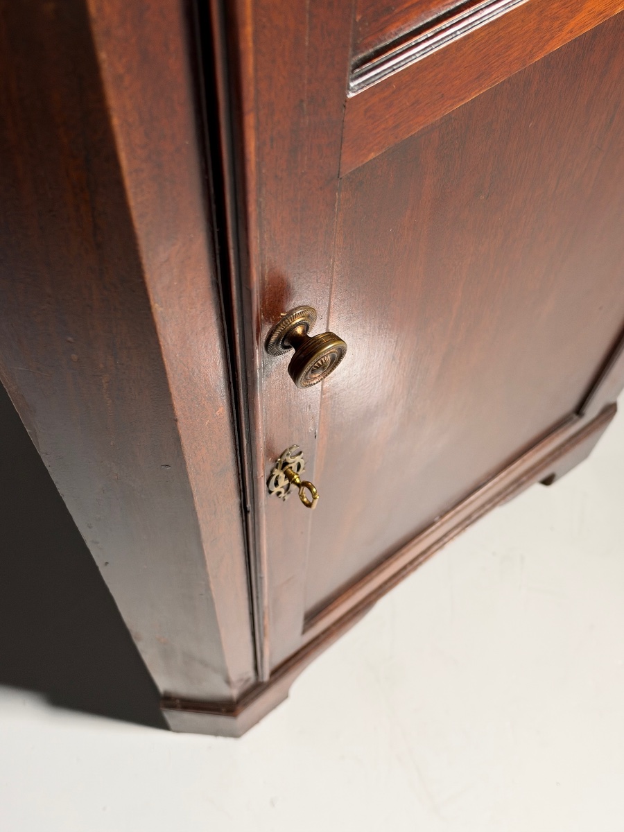 Small 19th-century English Corner Cabinet Made Of Mahogany-photo-1