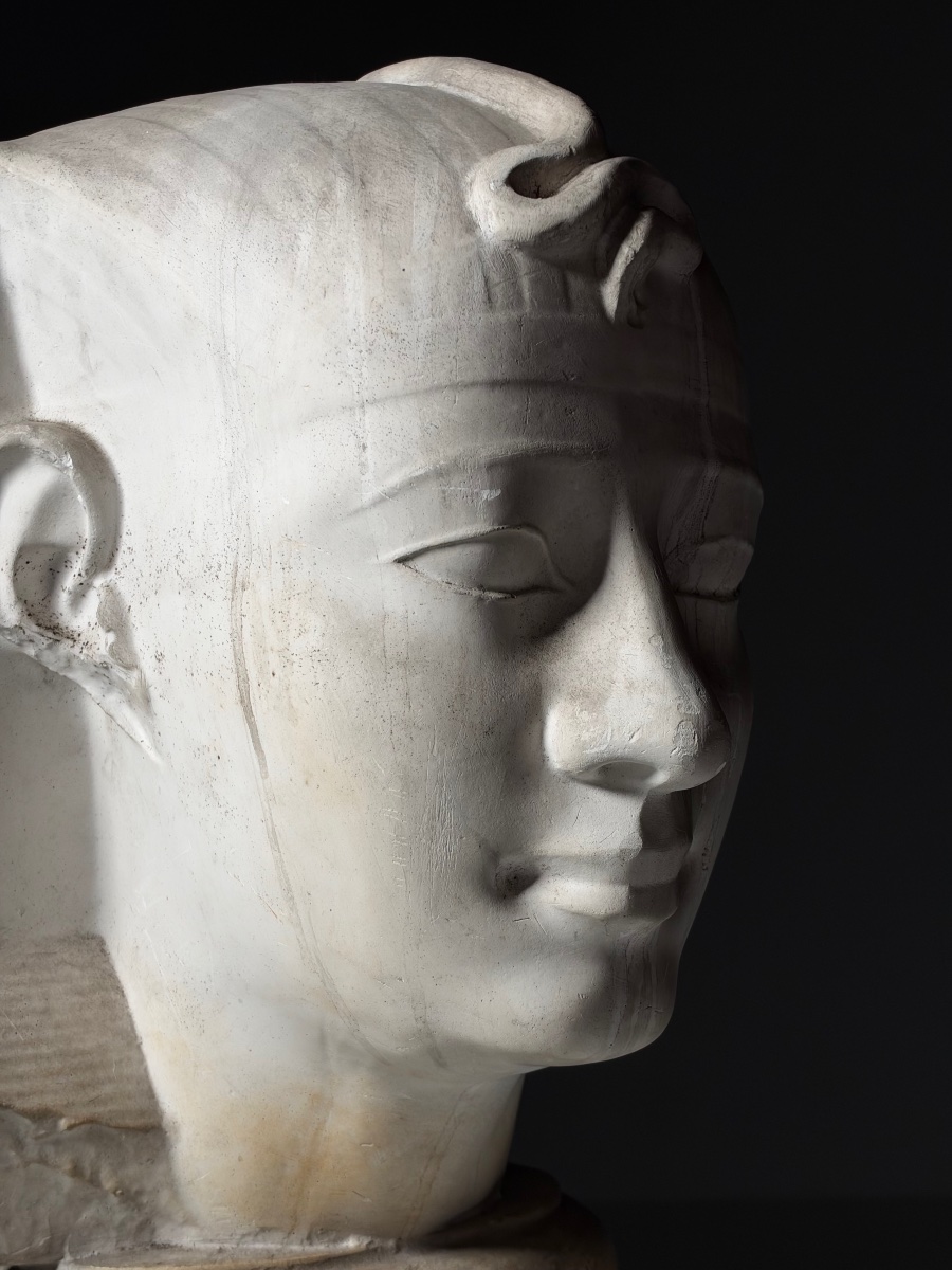 Buste en plâtre d'un pharaon égyptien-photo-2