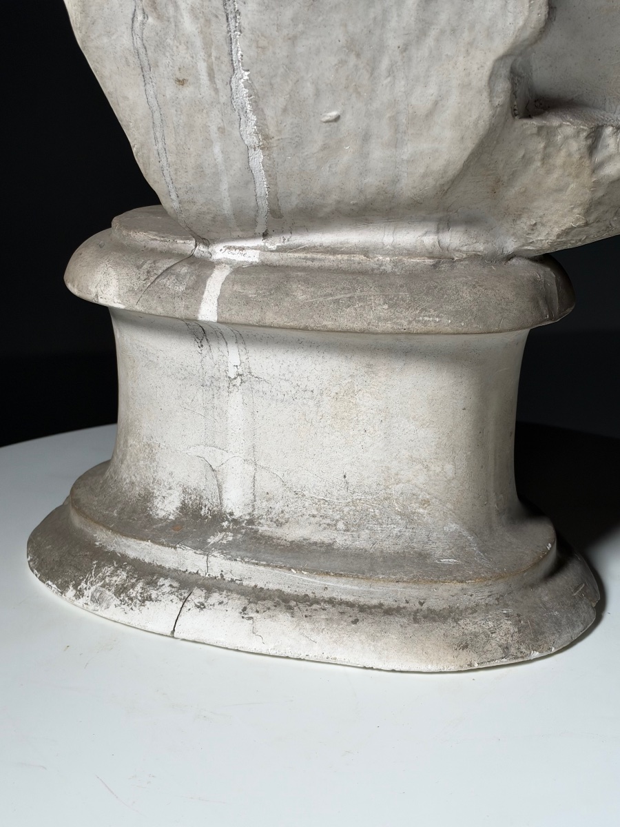 Buste en plâtre d'un pharaon égyptien-photo-1