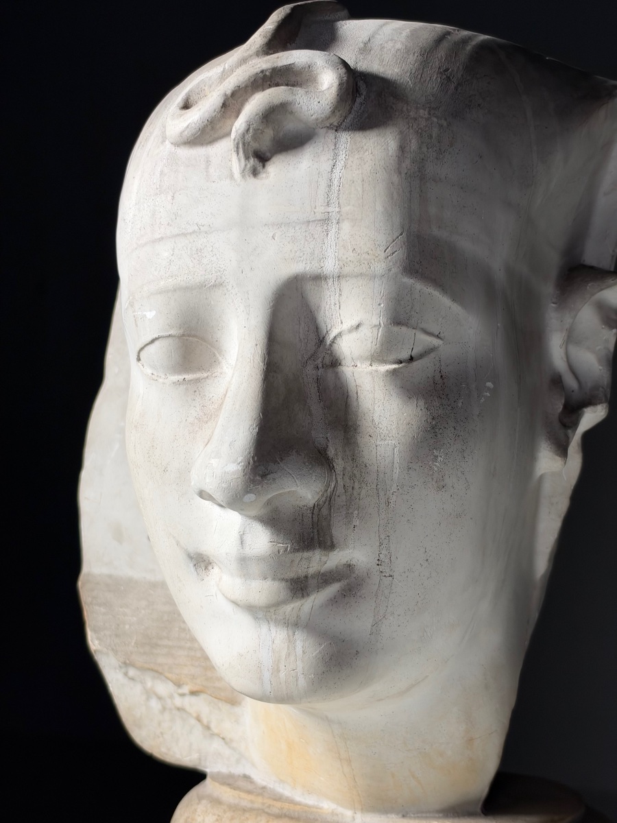 Buste en plâtre d'un pharaon égyptien-photo-4