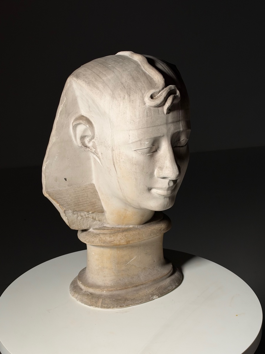 Buste en plâtre d'un pharaon égyptien-photo-6