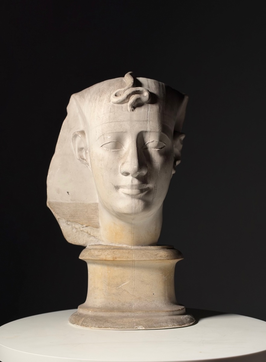Buste en plâtre d'un pharaon égyptien