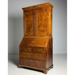 Bibliothèque anglaise en ronce de noyer, XIXe siècle