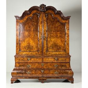 Buffet en ronce de noyer Hollandais vers 1740