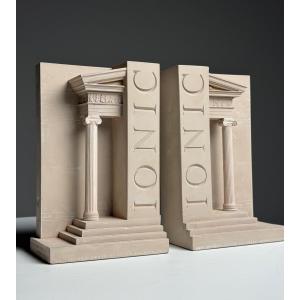 Serre-livres en plâtre de style ionique