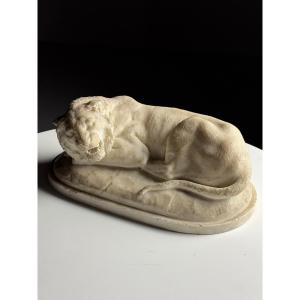 Statue en marbre moulé représentant un lion couché