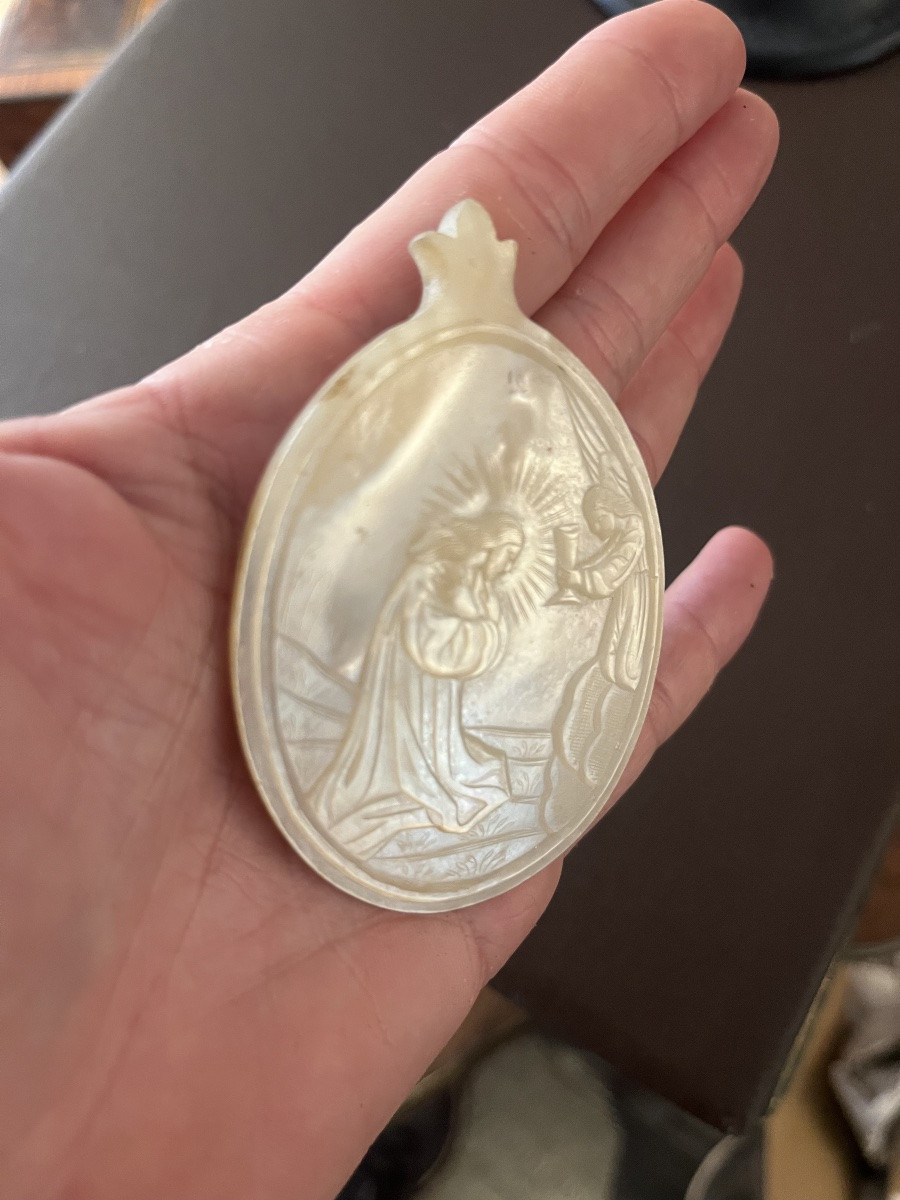 Ancien pendentif en nacre sculptée  scène religieuse coquillage ancien-photo-2
