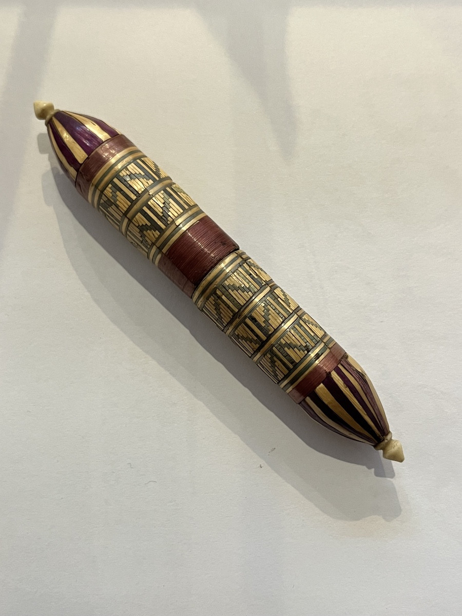 Ancien étui à aiguilles marqueterie de paille XIX e