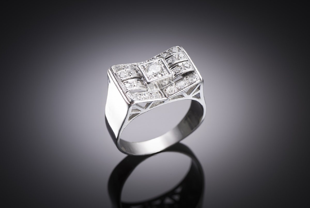 Modernist Diamond Ring (1 Carat). French Work Circa 1935.
