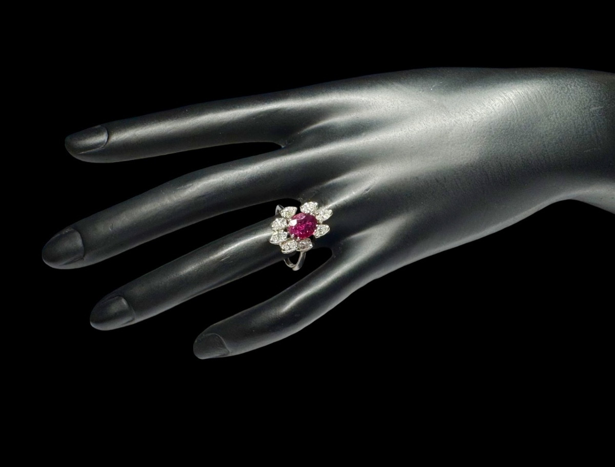 Vintage Ring With A Natural Ruby Of 2.60 Carats (lfg Certified) And Marquise-cut Diamonds (1.80 Carats)-photo-2