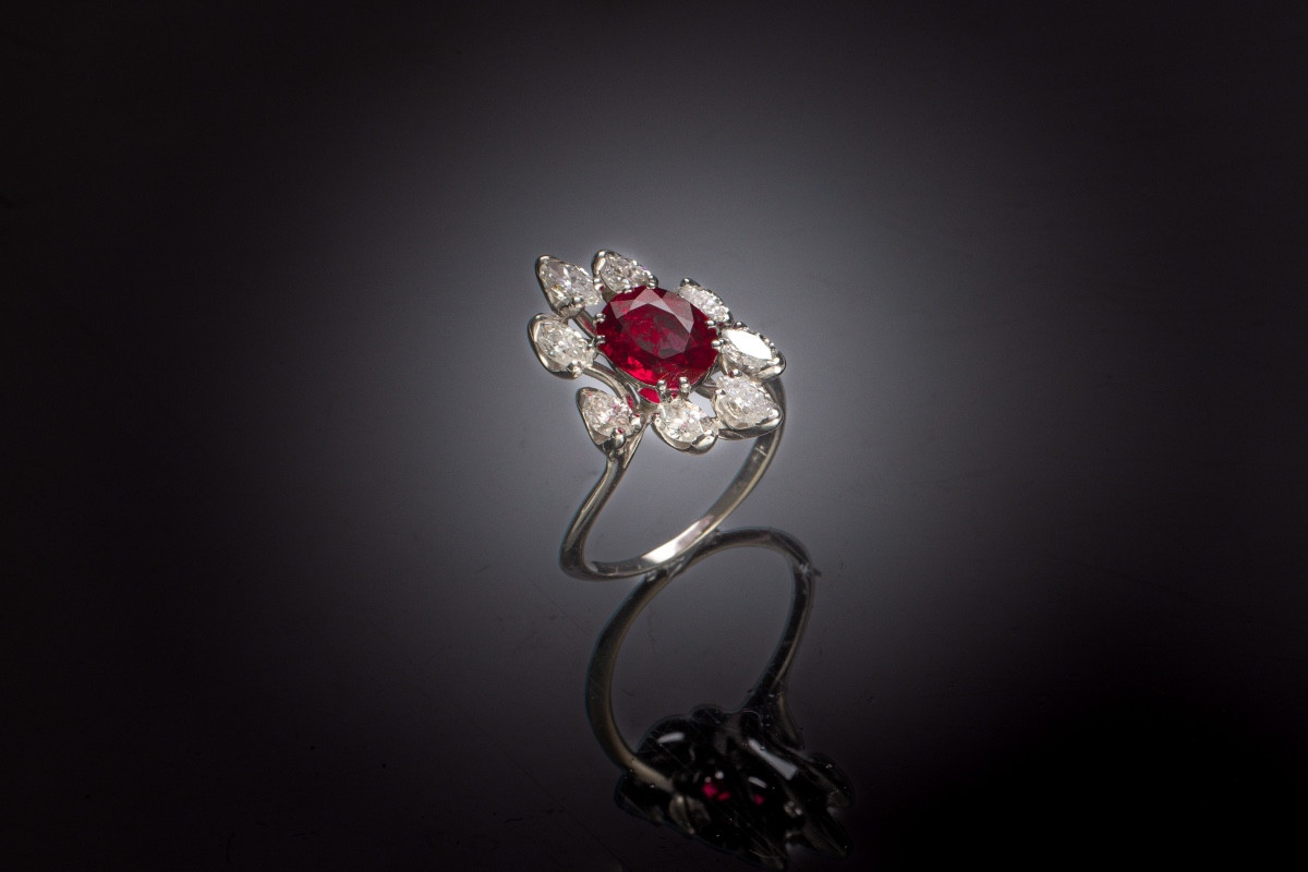 Vintage Ring With A Natural Ruby Of 2.60 Carats (lfg Certified) And Marquise-cut Diamonds (1.80 Carats)