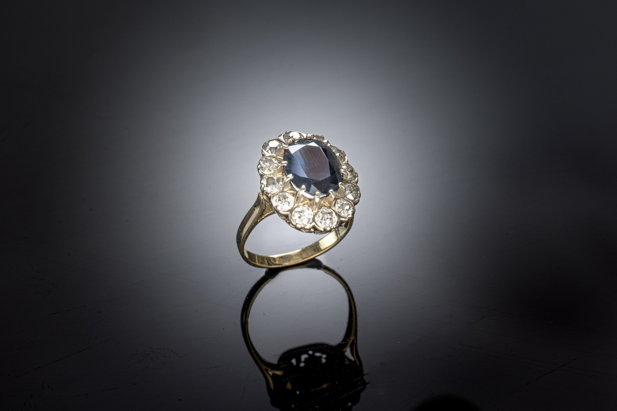 Bague saphir bleu profond non chauffé de 3,87 carats (certificat laboratoire) et diamants