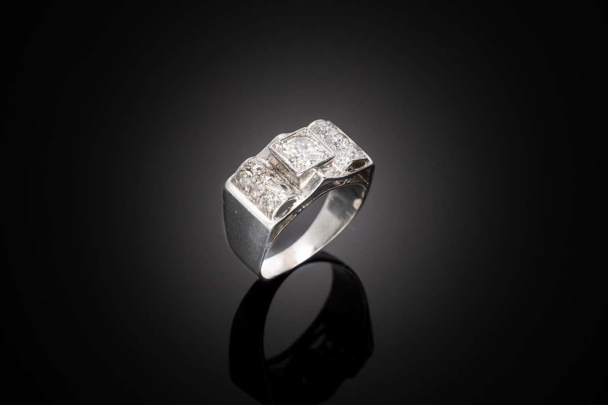 Modernist Diamond Ring (1.10 Carats). French Work Circa 1935.