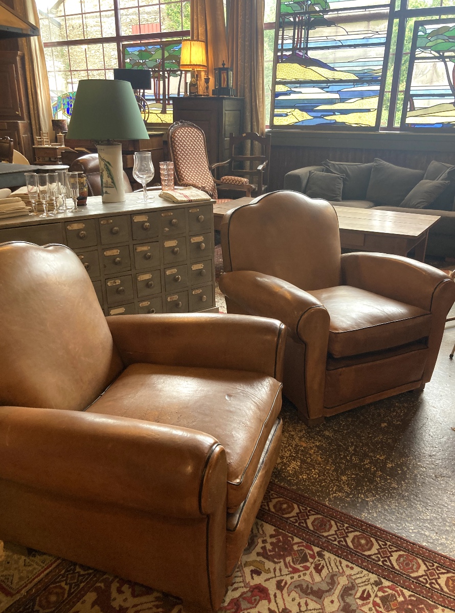 Paire de Fauteuils Club Moustache en Cuir – Années 1930