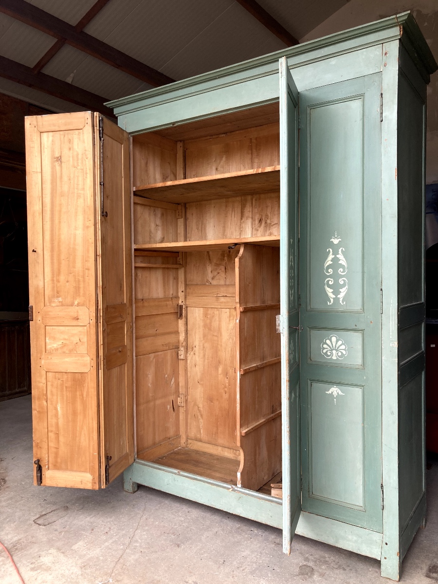 Grande armoire en bois peint