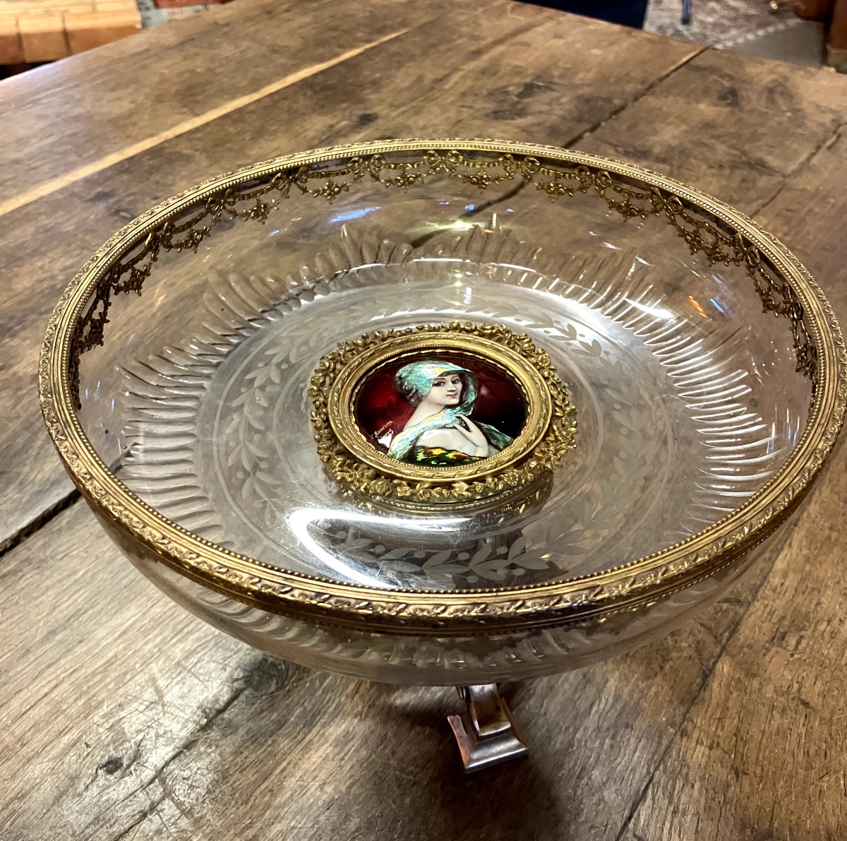 Coupe sur pied en cristal de Baccarat, bronze et émail 