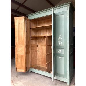 Grande armoire en bois peint