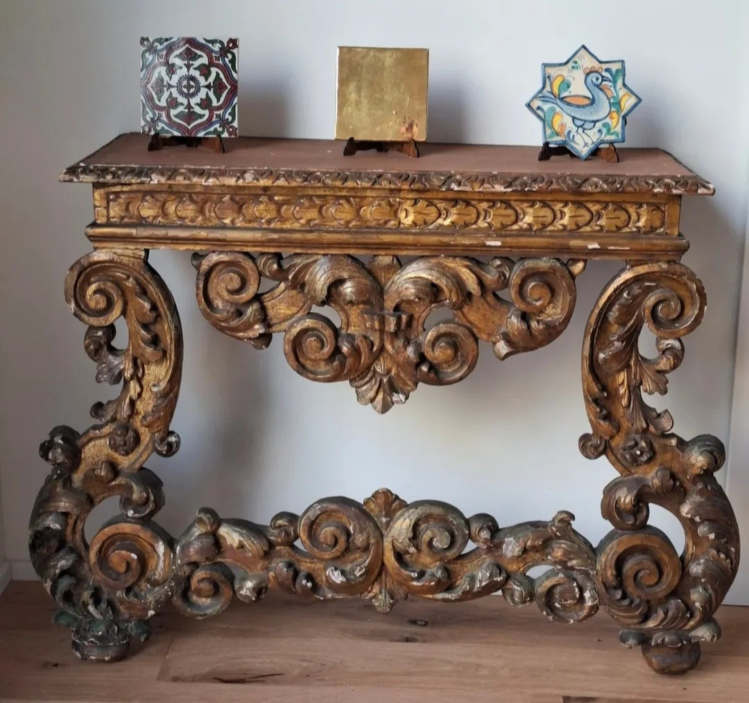 Console baroque en bois sculpté et doré
