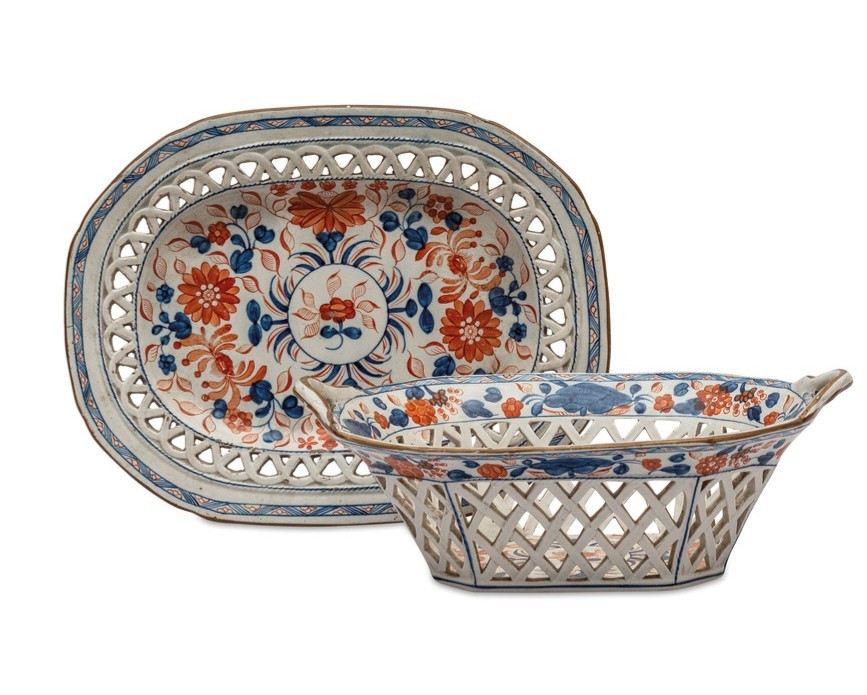 panier en céramique perforé décoré de motifs chinoiserie avec plateau