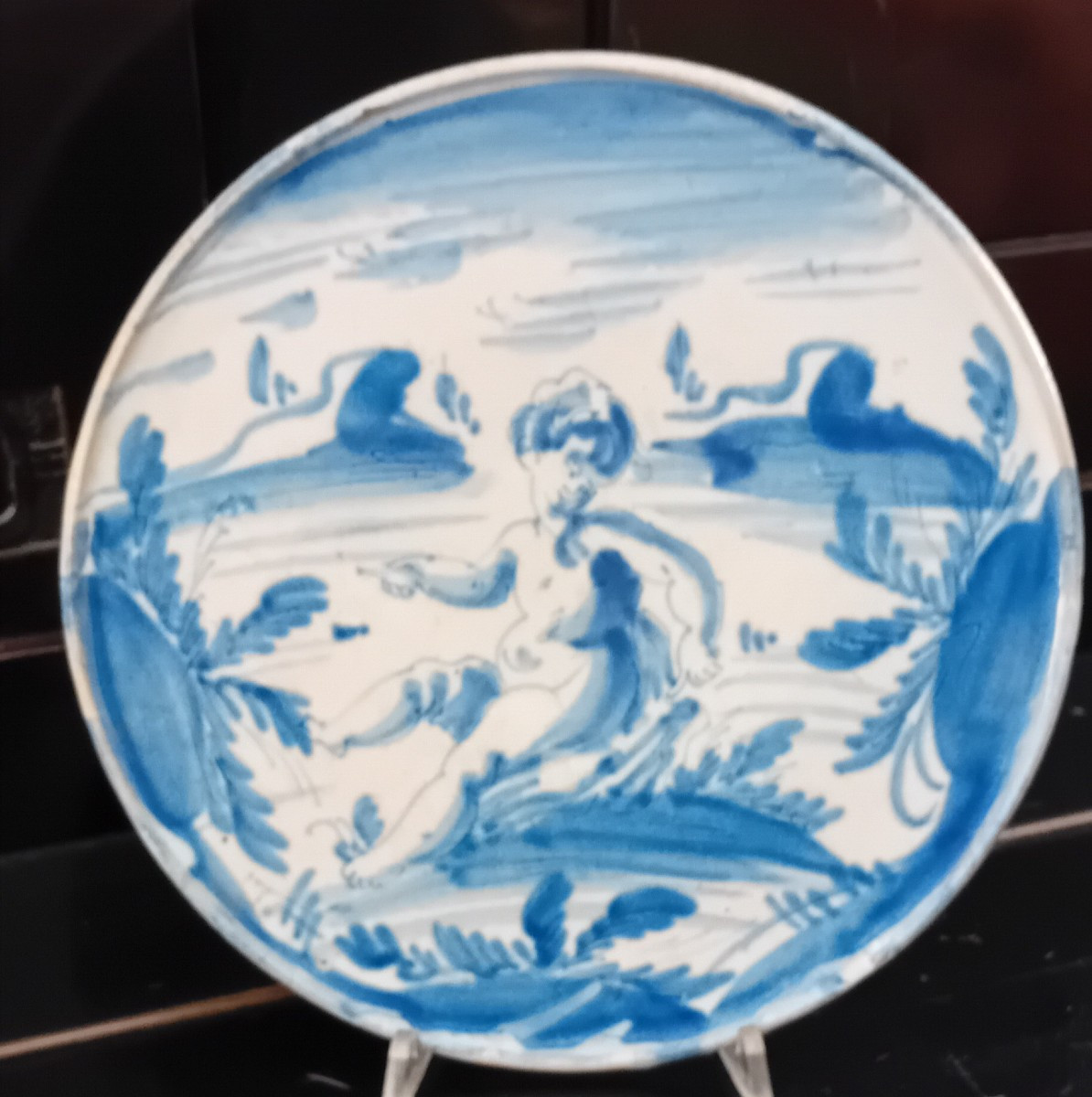 plateau ancien en majolique à décor bleu, Ligurie, début XVIIIe siècle