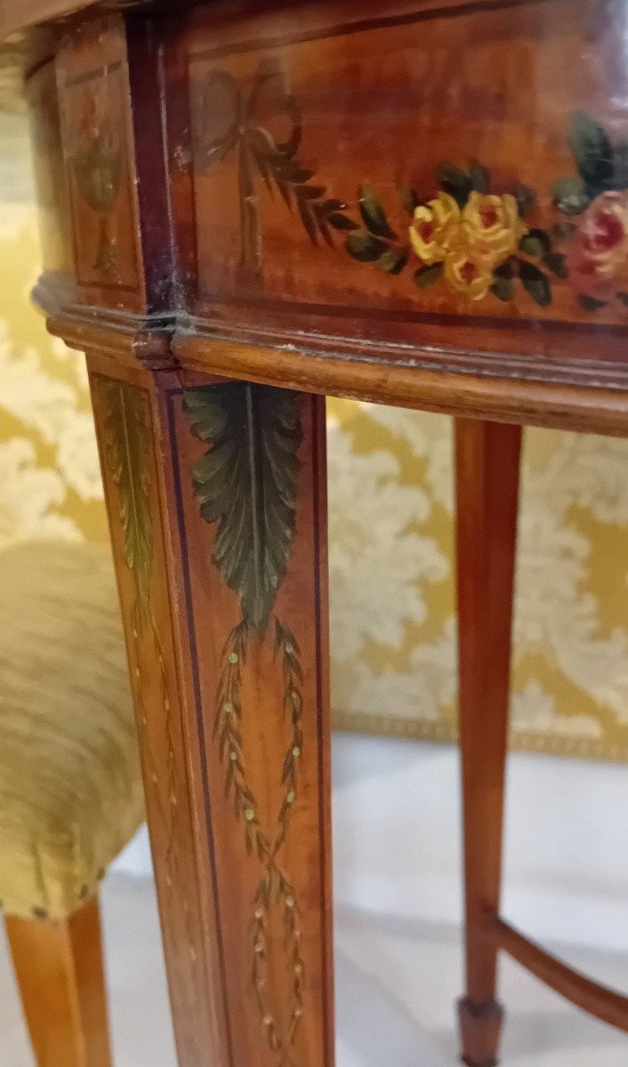 Antique Round Table, Richly Decorated -photo-4