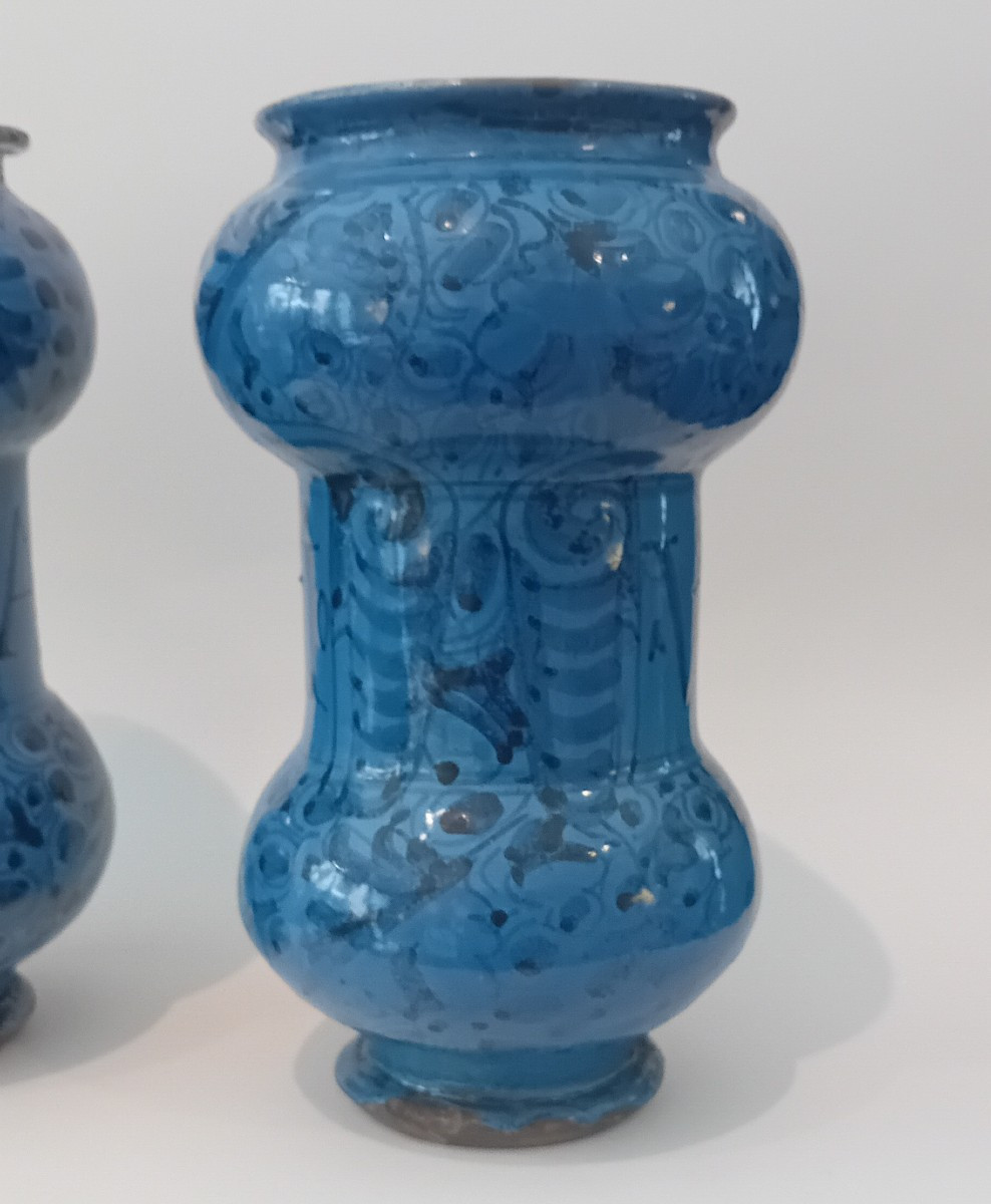 Paire de vases anciens italiens en faïence, décorés sur un fond bleu béret.-photo-3
