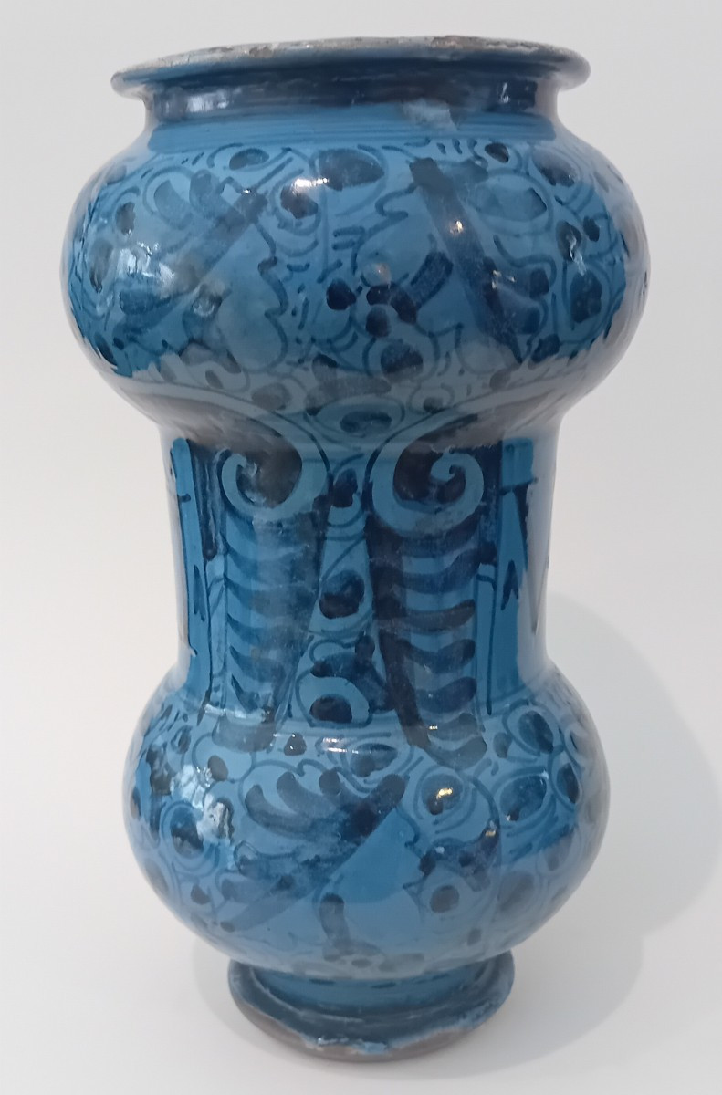 Paire de vases anciens italiens en faïence, décorés sur un fond bleu béret.-photo-2