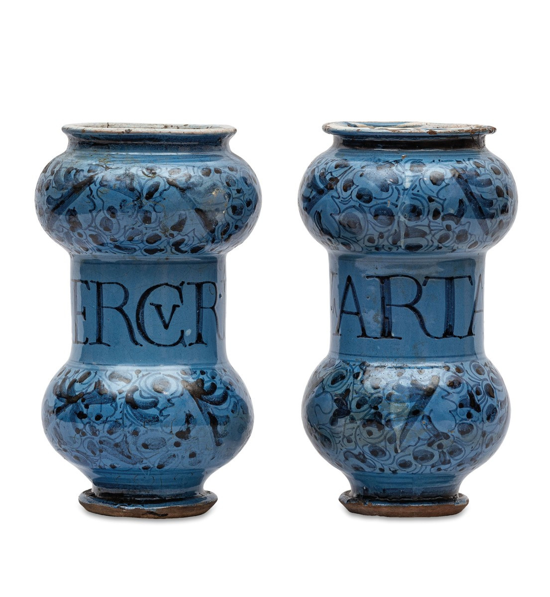 Paire de vases anciens italiens en faïence, décorés sur un fond bleu béret.