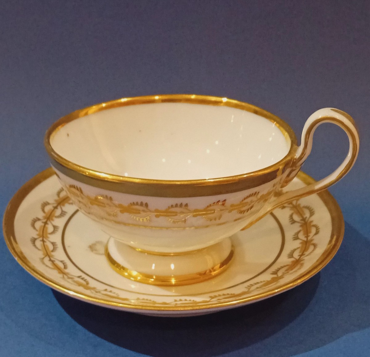 Tasse Empire ancienne en porcelaine blance