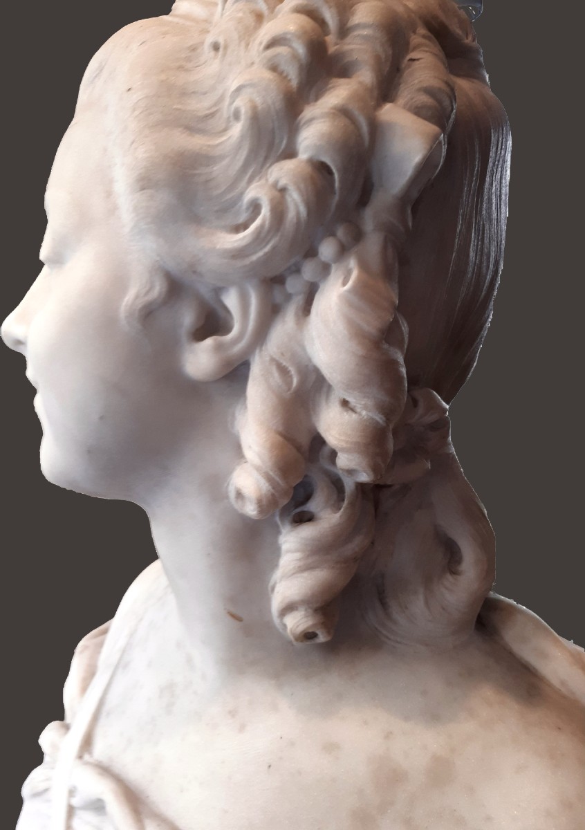 Marble Sculpture Depicting A Lady-photo-2