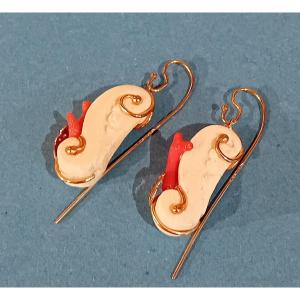 paire de boucles d'oreilles "capital" en corail, or et ivoire