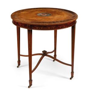 table ancienne richement décorée d'éléments peints