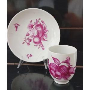 Ancienne petite tasse en porcelaine décorée, manufacture européenne de la fin du XVIIIe siècle.