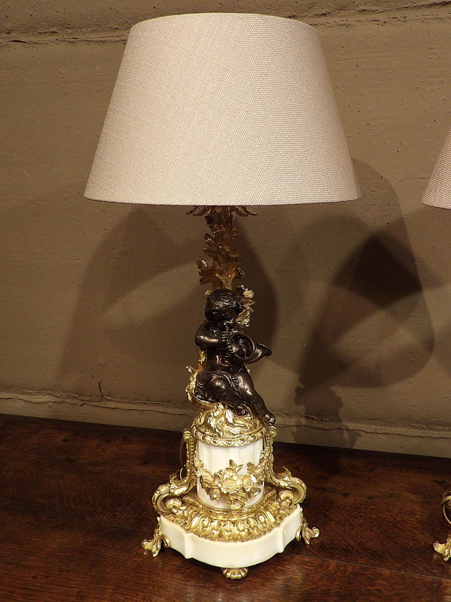 Paire De Lampadaires Aux Putti En Bronze Et Marbre Blanc-photo-2