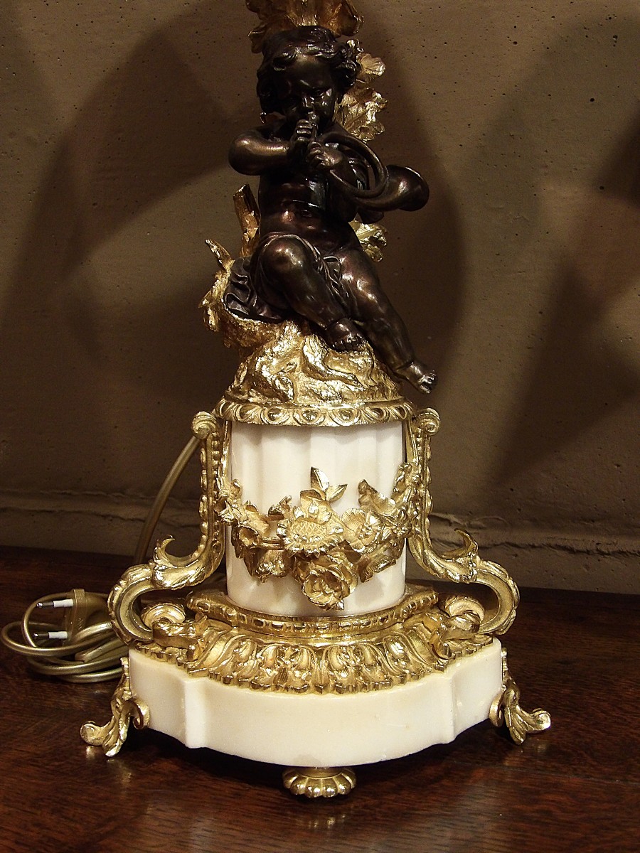 Paire De Lampadaires Aux Putti En Bronze Et Marbre Blanc-photo-3