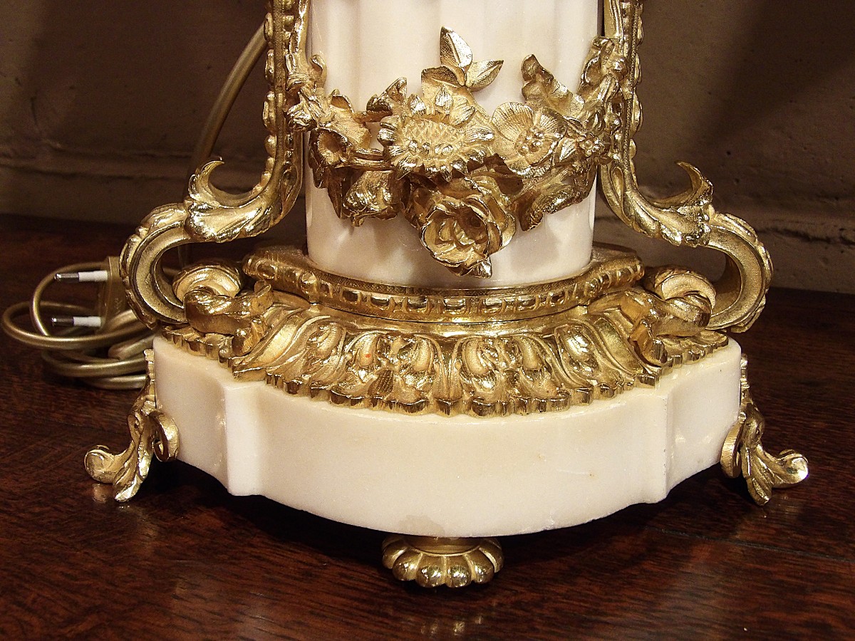 Paire De Lampadaires Aux Putti En Bronze Et Marbre Blanc-photo-4