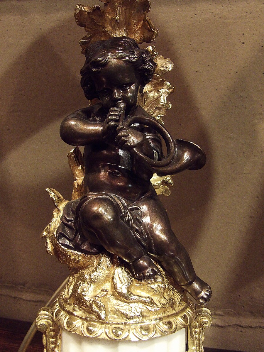 Paire De Lampadaires Aux Putti En Bronze Et Marbre Blanc-photo-1