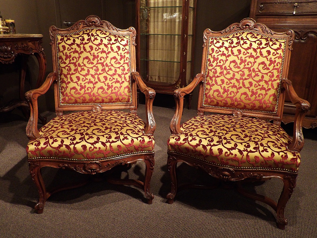 Paire de fauteuils de style Louis XV