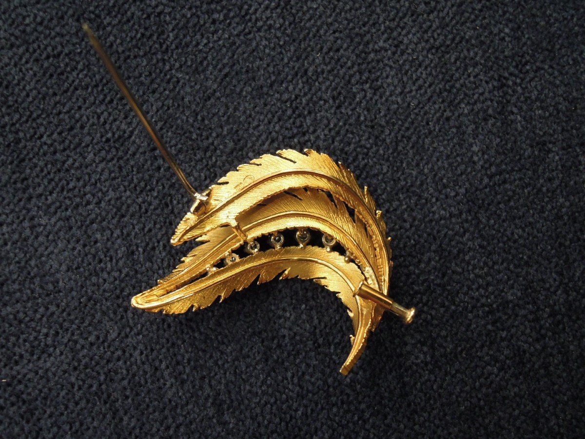Broche en or 18 carats en forme de feuilles ou plumes stylisées, ornée de 7 diamants-photo-4