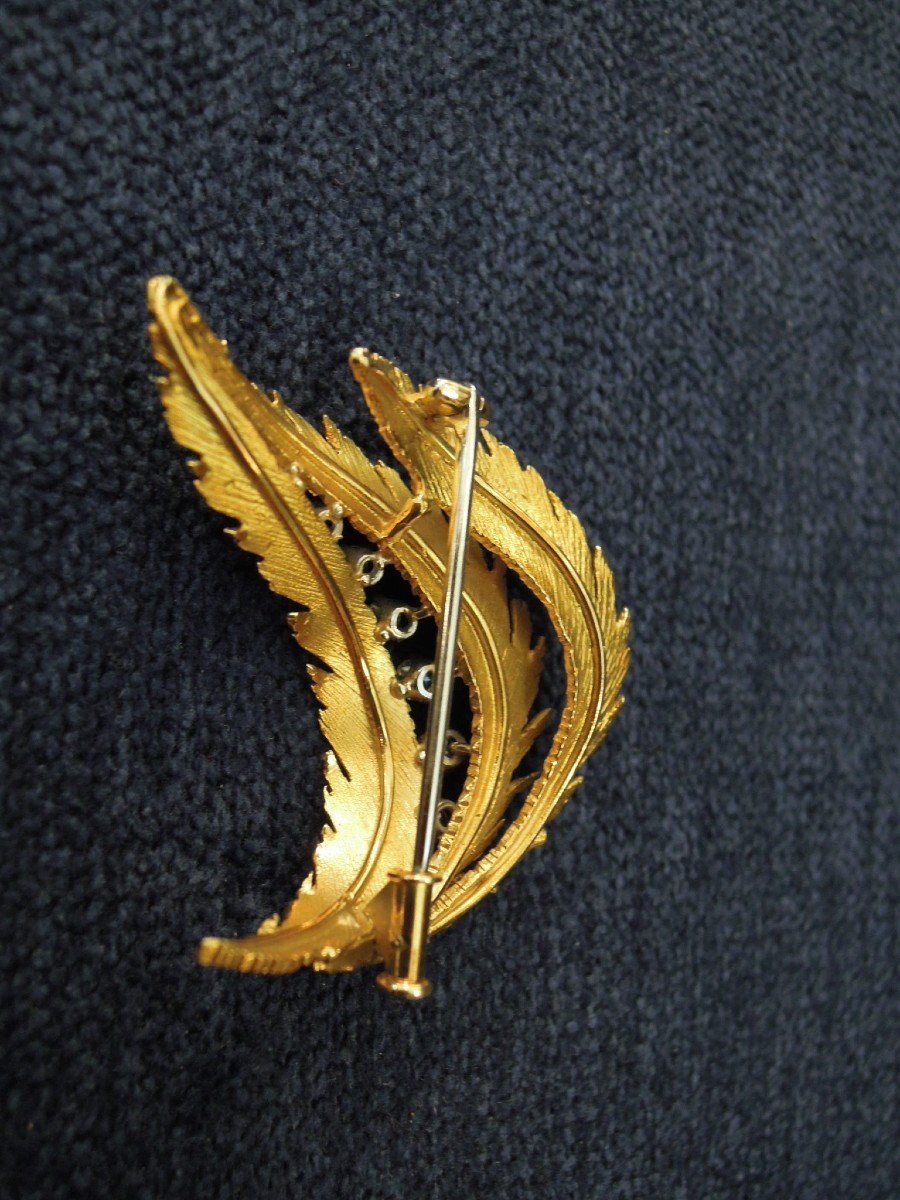 Broche en or 18 carats en forme de feuilles ou plumes stylisées, ornée de 7 diamants-photo-1