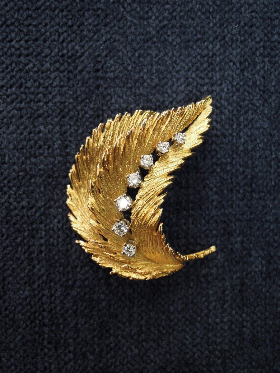 Broche en or 18 carats en forme de feuilles ou plumes stylisées, ornée de 7 diamants-photo-3