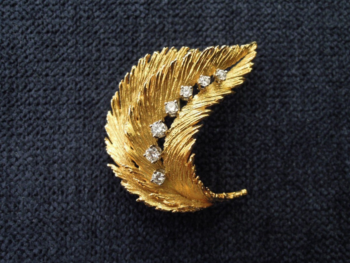 Broche en or 18 carats en forme de feuilles ou plumes stylisées, ornée de 7 diamants