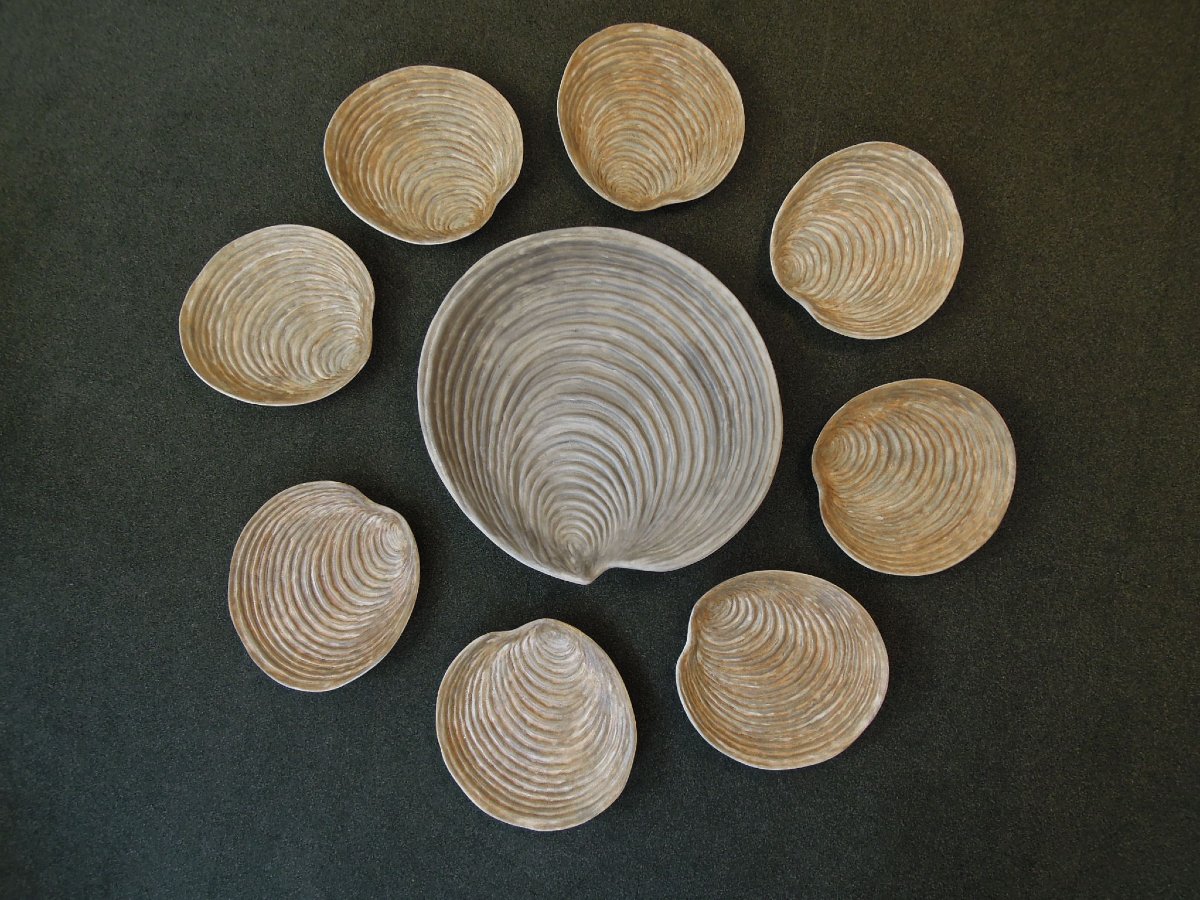 Ensemble de 8 asiettes et 1 plat en forme de coquillages de Marcel Guillot