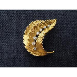 Broche en or 18 carats en forme de feuilles ou plumes stylisées, ornée de 7 diamants