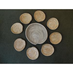 Ensemble de 8 asiettes et 1 plat en forme de coquillages de Marcel Guillot