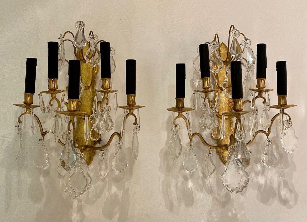 Paire D’appliques à Cinq Bras De Lumières En Cristal Et En Bronze Doré. H50cm.