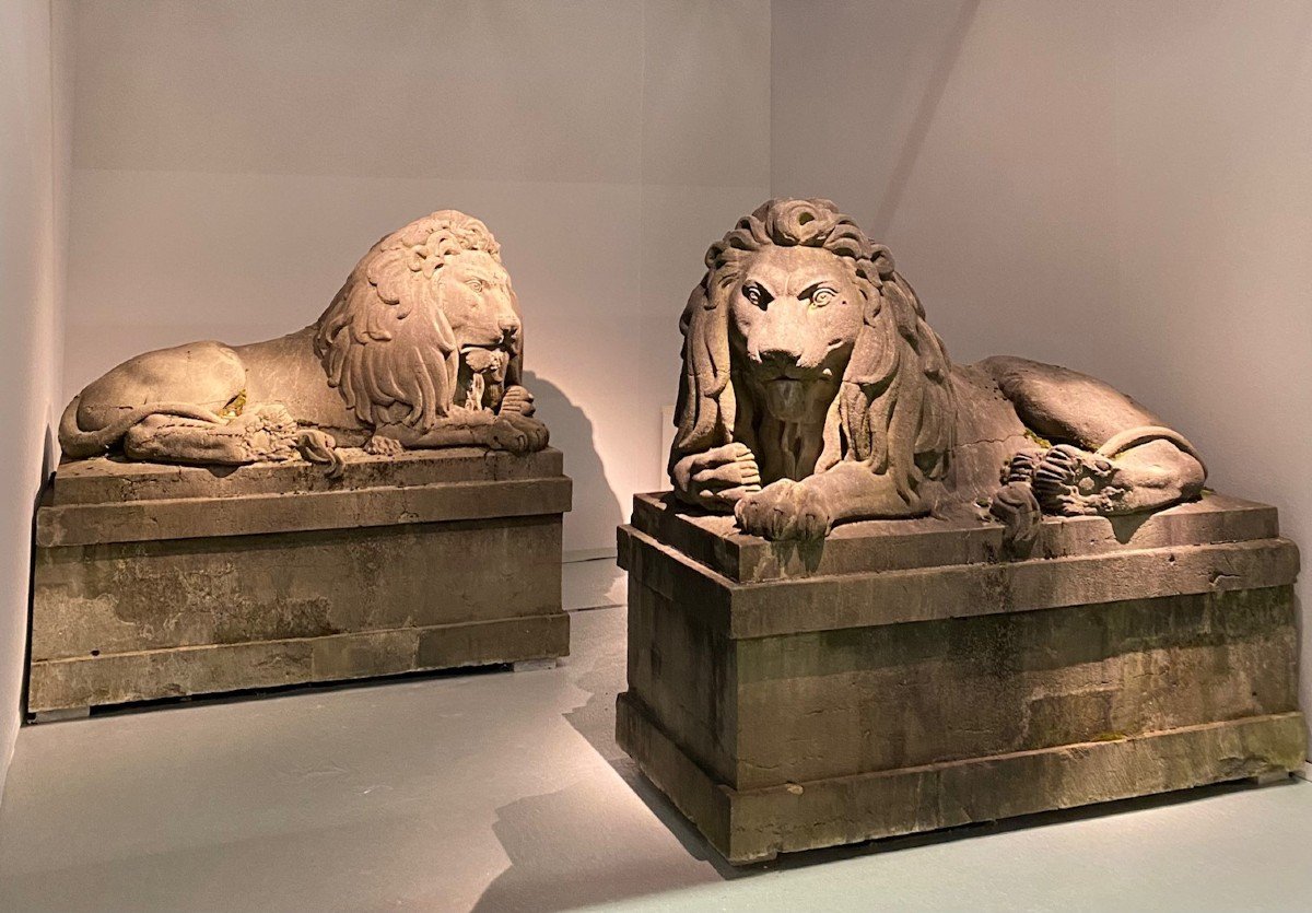 Paire De Lions Monumentaux Du 19ème Siècle (pierre Bleue), Belgique Vers 1840. grandeur nature-photo-1